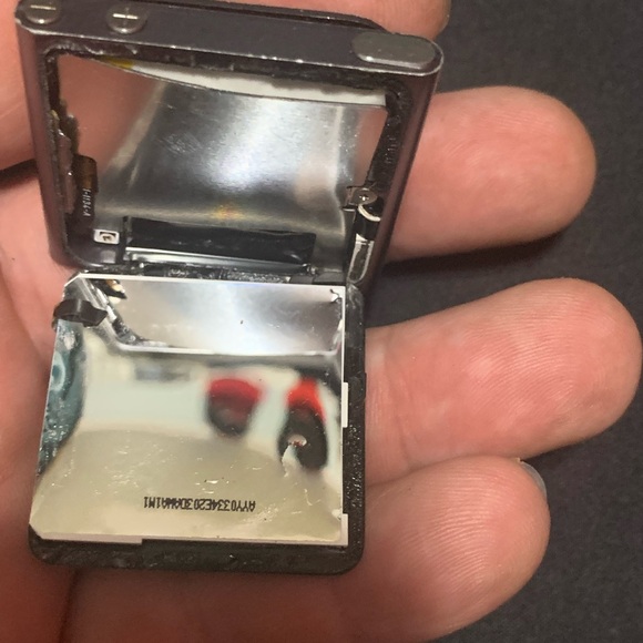 iPod Shuffle No charger Looks Like Battery Expanded Popped Screen Out Parts Only - Picture 3 of 3